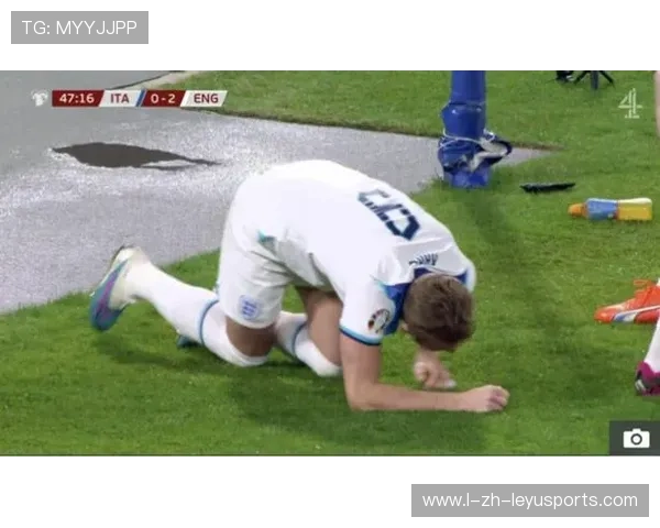 凯恩脚尖借力传球制造反方向突破空间,热刺轻松打入肋部